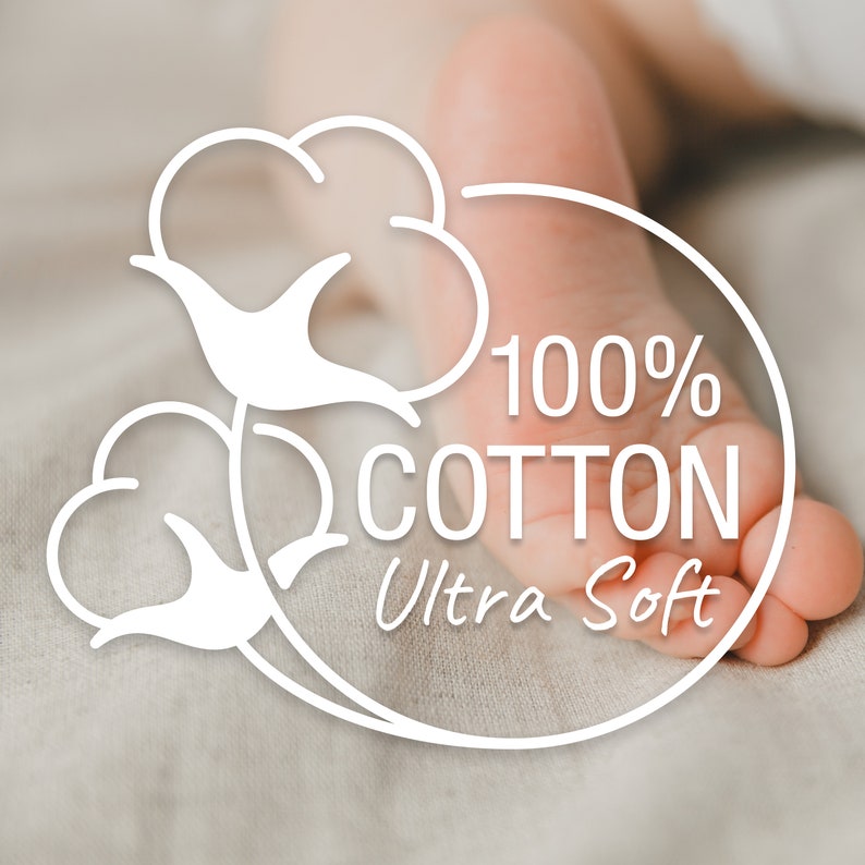 K&ouml;nnte beinhalten: Eine wei&szlig;e grafische &Uuml;berlagerung mit zwei Baumwollbl&uuml;ten-Illustrationen und dem Text 100% COTTON Ultra Soft, platziert &uuml;ber einer unscharfen Ansicht eines kleinen Fu&szlig;es. Das Design verwendet klare wei&szlig;e Linien und Typografie f&uuml;r die Qualit&auml;t.