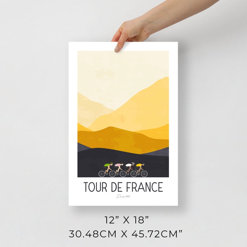Pu&ograve; includere: Un poster minimalista con un paesaggio di montagna giallo e nero e un gruppo di ciclisti in fila. Il poster dice "Tour de France" con l'anno 2023 sotto. Il poster misura 12 pollici per 18 pollici, o 30,48 cm per 45,72 cm.