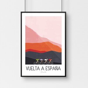 Pu&ograve; includere: Un poster minimalista con un design grafico di una catena montuosa in tonalit&agrave; rosa, arancione e nero. Cinque ciclisti salgono la montagna. Il testo "VUELTA A ESPA&Ntilde;A" &egrave; in fondo al poster con il testo "Since 1935" sotto.