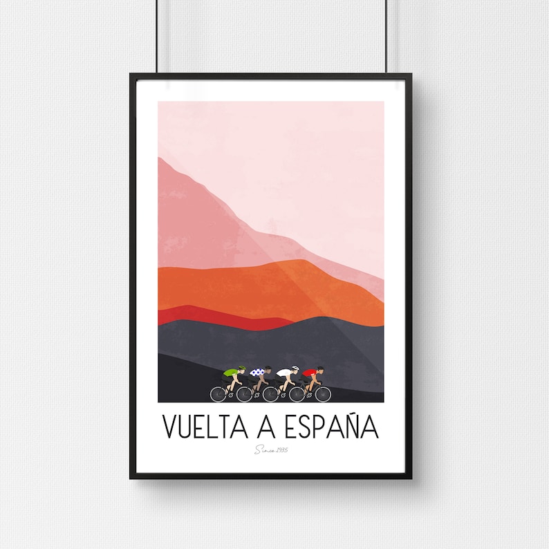 Pu&ograve; includere: Un poster minimalista con un design grafico di una catena montuosa in tonalit&agrave; rosa, arancione e nero. Cinque ciclisti salgono la montagna. Il testo "VUELTA A ESPA&Ntilde;A" &egrave; in fondo al poster con il testo "Since 1935" sotto.