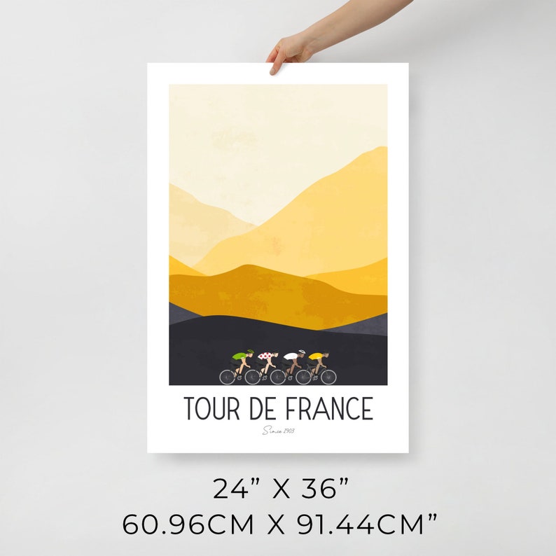 Pu&ograve; includere: Un poster minimalista con un paesaggio di montagna giallo e nero e cinque ciclisti in fila. Il testo "TOUR DE FRANCE Dal 1903" &egrave; in fondo al poster. Il poster misura 60,96 cm per 91,44 cm.