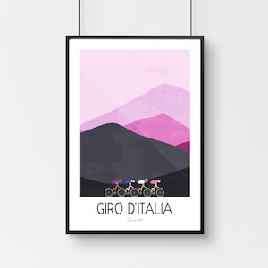 Pu&ograve; includere: Un poster minimalista con un paesaggio di montagna rosa e grigio e un gruppo di ciclisti che salgono una collina. Il testo "Giro d'Italia" e "Dal 1909" &egrave; stampato sotto l'immagine.