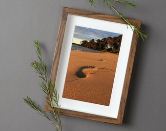 Fußabdrücke in Sand | Fotografie Druck, Digitaler Download, Wanddeko