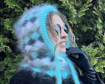 Passamontagna con cappuccio in mohair lavorato a mano - Maglia a quadri color acqua