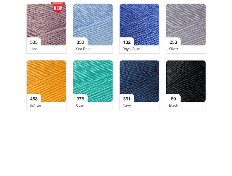 Puede incluir: Una carta de colores de hilo con 10 colores diferentes, incluyendo lila, azul mar, azul real, plata, azafr&aacute;n, cian, azul marino y negro. La carta est&aacute; etiquetada con el nombre del color y un n&uacute;mero.