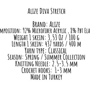 Puede incluir: Una etiqueta de producto para el hilo Alize Diva Stretch. La etiqueta indica la marca, la composici&oacute;n, el peso, la longitud, el tipo de hilo, la temporada, el tama&ntilde;o de las agujas de tejer, el tama&ntilde;o del ganchillo y el pa&iacute;s de origen. El hilo est&aacute; compuesto por 92% de acr&iacute;lico de microfibra y 8% de PBT el&aacute;stico.