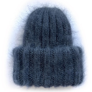 Flauschige Wintermütze aus Mohair in der Farbe GRAPHITE