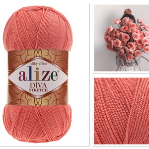 Puede incluir: Un ovillo de hilo rosa coral con la marca "alize" y el texto "silky effect Diva Stretch" en la etiqueta.
