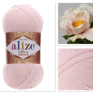 Op de afbeelding: Een bol roze garen met het label "alize DIVA STRETCH silky effect" erop.