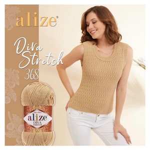 Puede incluir: Una madeja de hilo beige etiquetada como "alize Diva Stretch 368". El hilo se muestra junto a una mujer que lleva un top beige sin mangas tejido con el hilo.