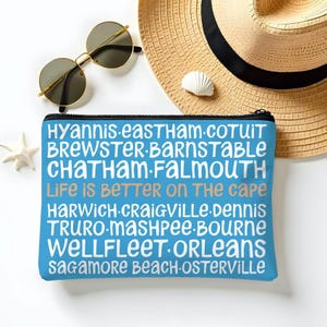 Bolsa con cremallera de los pueblos de Cape Cod: la vida es mejor en Cape Cod, accesorio de viaje costero, recuerdo náutico de Nueva Inglaterra, regalo para amantes de la playa.