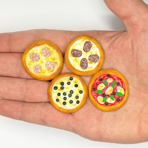 Miniature Whole Pizza – 1:12 Scale Dollhouse Food with Salami or Olives, Realistic Polymer Clay Pizza