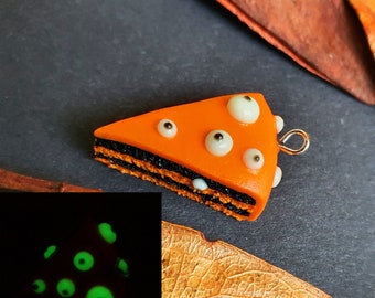 Charm tranche de gâteau d'Halloween fait main - breloque fantasmagorique avec de nombreux yeux - breloque en pâte polymère - porte-clés Halloween - breloque faux aliments