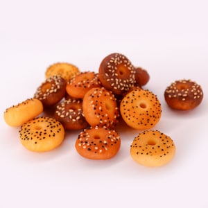 Dollhouse realistic bagels - Price per piece - Dollhouse foods - Handmade polymer clay doll food - Dollhouse miniatures