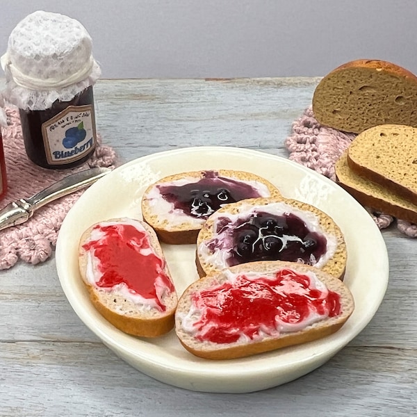 Dollhouse toast with strawberry/blueberry jam and cream cheese - Miniature food for dolls - Scale 1:12