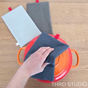 Op de afbeelding: Een set van drie keramische nestkommen in oplopende maten. De kommen zijn wit met een gespikkelde, getextureerde afwerking en hebben een licht uitlopende rand. Ideaal voor het bereiden of serveren van voedsel.
