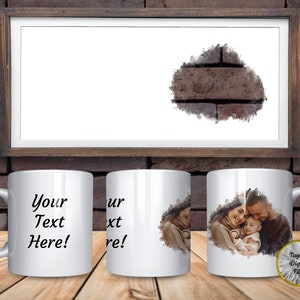 Puede incluir: Tres tazas de cerámica blanca con efecto acuarela. La taza de la izquierda tiene el texto "Your Text Here!" impreso en ella. La taza del medio tiene el texto "Your Text Here!" impreso en ella. La taza de la derecha tiene una foto de una familia de tres impresa en ella.