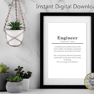Op de afbeelding: Een downloadbare digitale print van een zwart-witte definitie van het woord "Ingenieur". De definitie luidt: "Een professionele probleemoplosser die koffie omzet in ontwerpen, vergelijkingen in oplossingen en chaos in orde. De ongezongen held achter de schermen, die de wereld laat draaien terwijl hij zachtjes mompelt. "Het is geen bug, het is een feature."