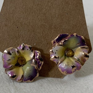 Vintage Jewelry - Painted Floral Screw-Back Stud Earrings in Rose-Tone