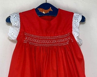 Vintage Baby / Toddler - Robe sans manches en rouge avec garniture de ruban à œillets et cœur