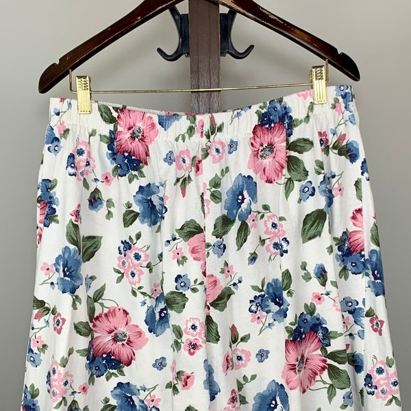 Vintage Shorts – High-Rise Shorts in White Cotton Jersey with Pink & Blue Floral Print