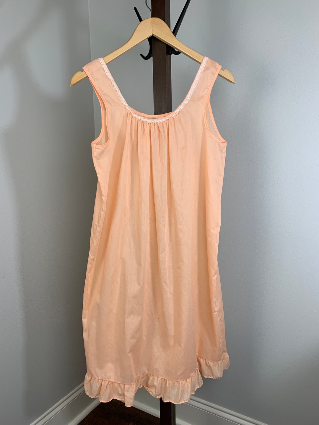 Vintage Undergarment / Nightwear Katz Sleeveless Nightgown in Peach