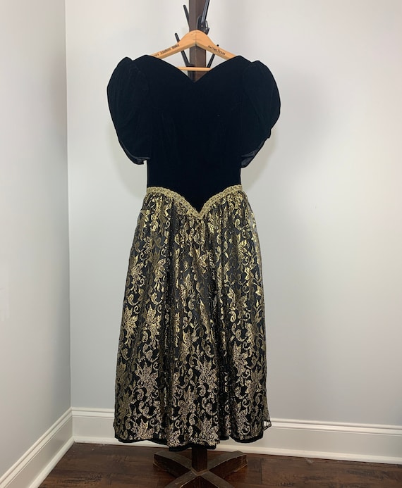 Vintage Dress – Short Gathered-Sleeve Dress in Bla