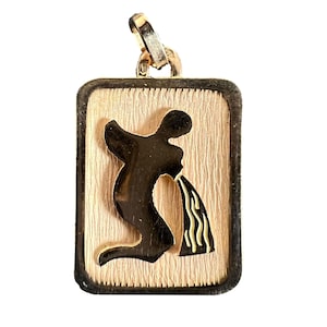 French Aquarius Starsign Zodiac 18K Yellow Gold Charm Medal Pendant