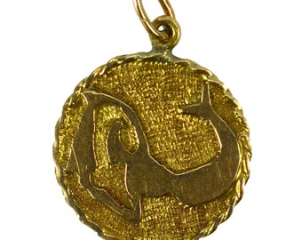 18 Karat Yellow Gold Zodiac Aquarius Charm Pendant