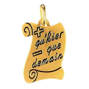 Colgante con dije de amor esmaltado en oro amarillo de 18 quilates con desplazamiento Qu'Hier francés Augis Plus