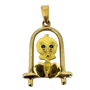Colgante con dije de oro amarillo de 18 quilates con personaje de dibujos animados de pájaro en perca