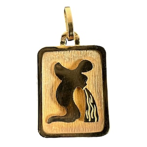French Aquarius Starsign Zodiac 18K Yellow Gold Charm Medal Pendant