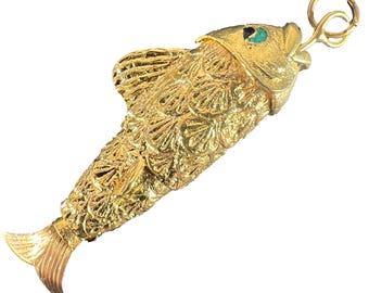 Gran colgante vintage articulado de pez de la suerte en oro amarillo de 18 quilates