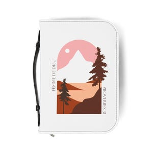 Peut inclure: Une couverture de Bible blanche avec une poignée noire et un motif de paysage. Le motif présente une montagne rose, une lune blanche et des arbres bruns. Le texte "FEMME DE DIEU" et "PROVERBES 31" est imprimé sur la couverture.