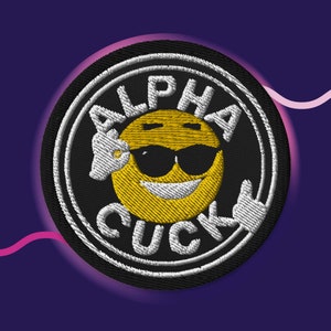 Könnte beinhalten: Schwarzer und weißer gestickter Aufnäher mit einem gelben Smiley-Gesicht, das eine Sonnenbrille trägt, und dem Text "ALPHA CUCK" am Rand.