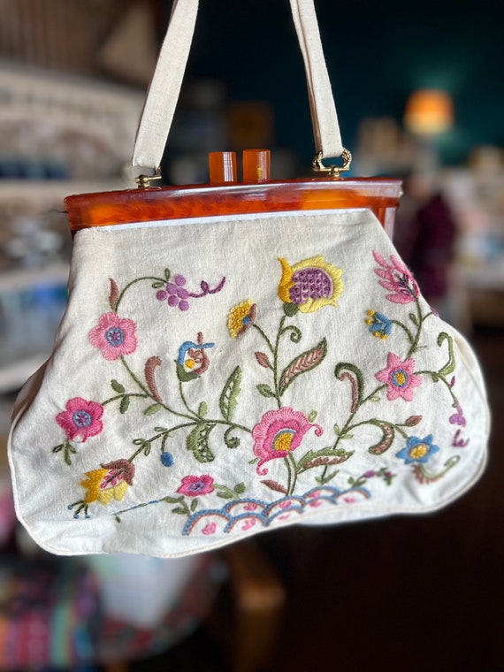 Vintage Embroidered Linen Handbag with Lucite Acr… - image 4