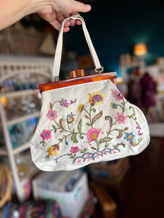 Vintage Embroidered Linen Handbag with Lucite Acr… - image 2