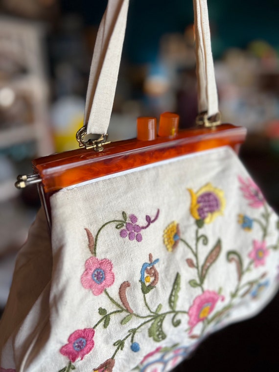 Vintage Embroidered Linen Handbag with Lucite Acr… - image 3