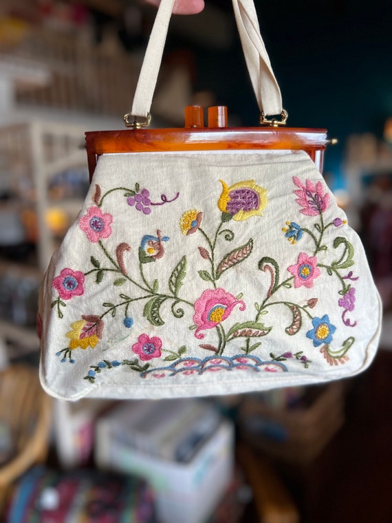 Vintage Embroidered Linen Handbag with Lucite Acr… - image 5