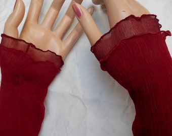 Arm warmers made of crinkle silk, cherry red and burgundy