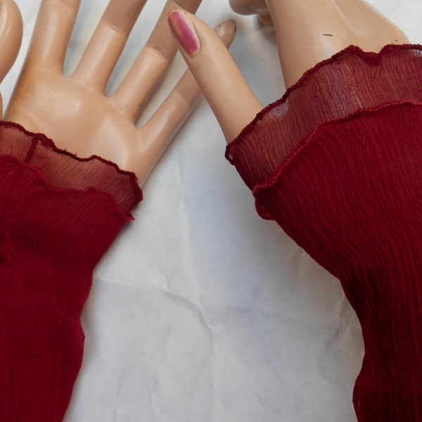 Arm warmers made of crinkle silk, cherry red and burgundy