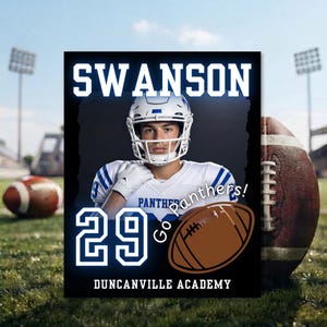 Pode incluir: Um cartaz retangular com um jogador de futebol americano em uniforme e capacete branco e azul. O texto diz SWANSON, 29, Go Panthers! e DUNCANVILLE ACADEMY. Um gráfico de uma bola de futebol americano castanha está num fundo preto.
