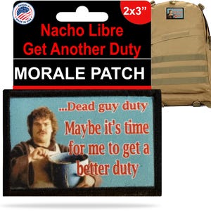 Puede incluir: Un parche moral rectangular con el texto "Nacho Libre Get Another Duty MORALE PATCH". El parche presenta una imagen de un hombre y el texto "...Dead guy duty Maybe it's time for me to get a better duty". El parche mide 5,08 cm x 7,62 cm.