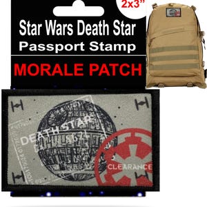 Puede incluir: Un parche de moral de 5,1 x 7,6 cm que presenta una imagen en blanco y negro de la Estrella de la Muerte de Star Wars con el texto "Death Star" y "Clearance" impreso en el parche. El parche es gris con un símbolo imperial rojo.