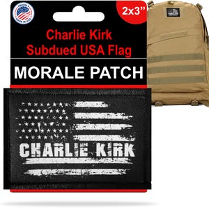 Peut inclure: Un écusson noir et blanc avec un drapeau américain vieilli et le texte "Charlie Kirk". L'écusson mesure 5 x 7.6 cm et est présenté avec un sac à dos beige.