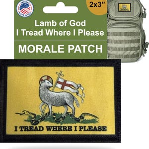Puede incluir: Un parche moral de 5 x 7,6 cm con fondo amarillo y borde negro. El parche presenta un cordero sosteniendo una bandera con una cruz, con el texto "I TREAD WHERE I PLEASE". El parche se muestra con una mochila verde.