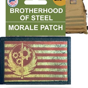 Peut inclure: Un écusson de moral rectangulaire avec le texte "BROTHERHOOD OF STEEL MORALE PATCH". L'écusson présente un motif à rayures rouges et jaunes, un emblème d'engrenage et d'aile, et une épée. L'écusson mesure 5 x 7.6 cm.