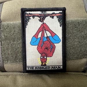 Parche moral de la carta del Tarot de Spider Man The Hanged Man: parche personalizado con velcro de 2 x 3 pulgadas, fabricado en EE. UU.