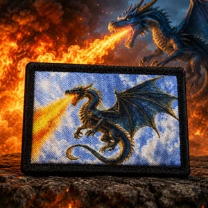 Könnte beinhalten: Ein rechteckiger bestickter Aufnäher mit einem blauen Drachen mit ausgebreiteten Flügeln, der einen Strom aus orangefarbenem Feuer gegen einen hellblauen Himmel mit weißen Wolken speit, eingefasst von einem dicken schwarzen Rand auf Stoff.