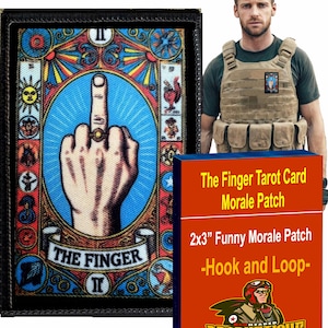 Puede incluir: Un parche de moral con cierre de velcro de 5,1 x 7,6 cm que presenta una carta de tarot con un dedo medio levantado y el texto "The Finger" en un estilo vintage colorido.